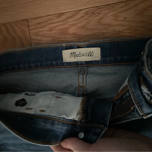 Madewell short petite 25” inseam, size 25 mid-high waisted jeans - Picture 2 of 3